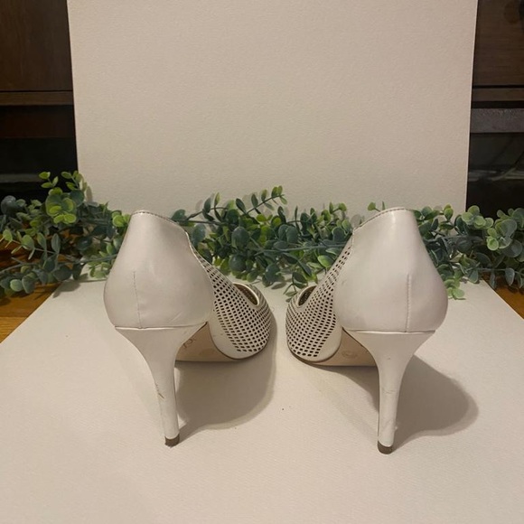 Jessica Simpson white pumps- size 7.5- color on trend-faux leather-great texture - Picture 7 of 8